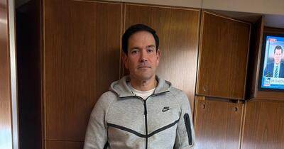 Marco Rubio, fotografiat în timp ce purta un trening identic cu cel al lui Maduro din momentul capturării. Imaginea a devenit virală