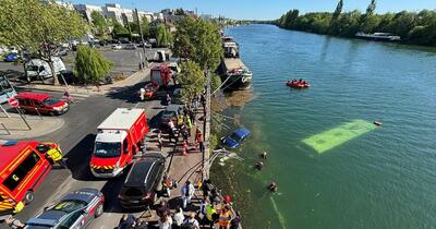 Accident spectaculos în Franţa, unde un autobuz şi o maşină au ajuns în Sena. Imagini de la intervenţia salvatorilor 