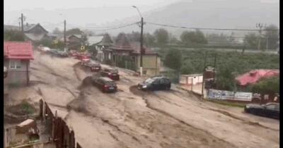 Ploaie record la Bușteni: Viitură puternică a luat mașini, 12 persoane salvate, un pieton rănit