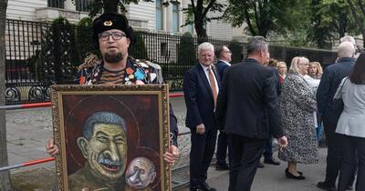 Caricaturist rus refugiat în Polonia, împușcat mortal în plină zi. Artistul care îl ironiza pe Putin reclamase anterior amenințări