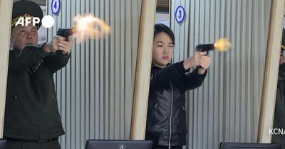 Fiica lui Kim Jong Un, surprinsă trăgând cu pistolul. Apar noi speculații privind viitoarea succesiune în Coreea de Nord