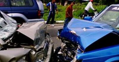 Cum ajung în România mașini second hand cu daună totală. Chichița legală care permite vânzarea mașinilor care ar trebui casate