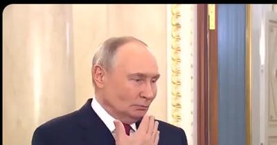 Gafă de proporții la Kremlin: momentul în care Putin face semne disperate după ce rămâne fără glas în timpul mesajului de Ziua Femeii