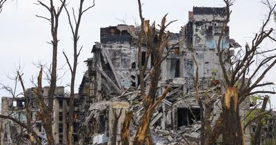 Rusia distruge gropi comune lângă Mariupol, sugerează imagini din satelit