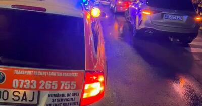Scene șocante în Galați. Două persoane rănite de un autoturism proiectat pe scările unui restaurant după ce a lovit 4 mașini. Șoferul a fugit