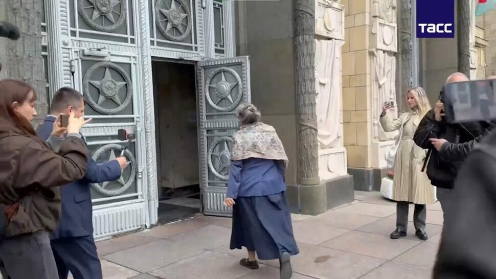 Rusia expulzează un angajat al Ambasadei României la Moscova. Diplomatul chemat să fie anunțat de decizie a trecut printr-un „ritual de umilire” la MAE rus