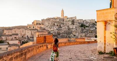 Orașul numit cândva „rușinea Italiei” a devenit una dintre cele mai spectaculoase destinații din Europa. Turiștii plătesc sute de euro pentru o noapte în peșteri