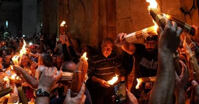 Lumina Sfântă s-a aprins la Ierusalim. Ar trebui să ajungă în România în câteva ore. Patriarhia, pregătită și cu un plan de rezervă