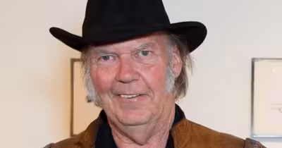 Neil Young cere 10 milioane de dolari de la comitetul lui Donald Trump pentru o piesă