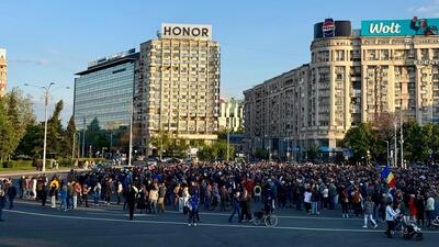 Manifestație în Piața Victoriei din Capitală pentru susținerea Guvernului Bolojan / Peste 1000 de persoane scandează mesaje anti PSD