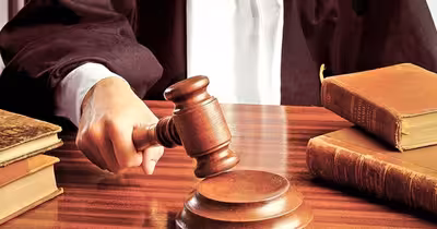 Profesor din Alba, condamnat penal după ce a strâns de gât un elev la oră