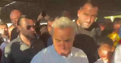 Călin Georgescu în Vaslui: aclamat în piață, dar refuzat de Biserică și fabrică