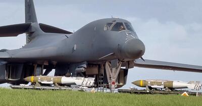 Statele Unite se pregătesc pentru lovituri de adâncime în Iran: încarcă bombardiere cu bombe „ani-buncăr”. Imagini surprinse la baza RAF Fairford