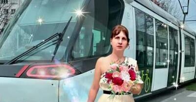 Femeia care s-a căsătorit cu un tramvai: „Am început să vorbesc cu el, îi ceream un semn”. Ce spune soțul său