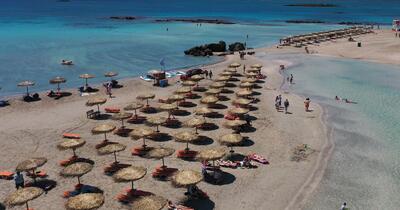 Grecia interzice șezlongurile pe sute de plaje. Ce îi așteaptă pe turiștii români în 2026