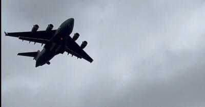 Un avion militar american aterizează misterios la Moscova
