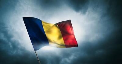 Amenzi usturătoare pentru oficialii care nu sărută steagul de Ziua Drapelului