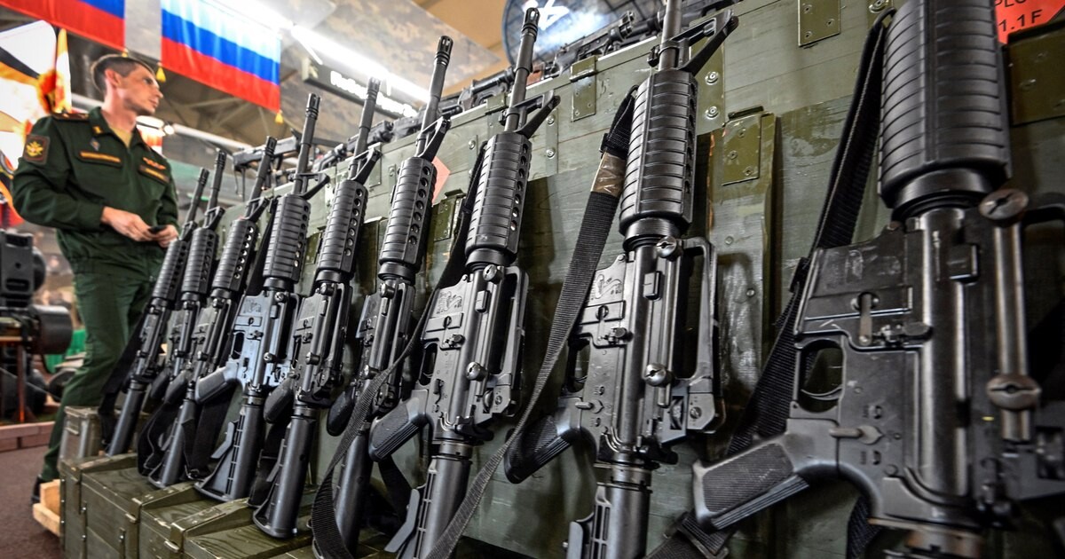 Afaceri pe front: Comandanții ruși, acuzați că vând armele moderne pe piața neagră și își trimit soldații la luptă cu puști din anii '70