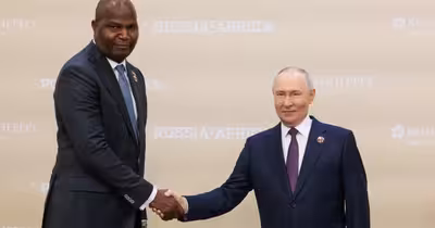 Putin, situație penibilă alături de președintele Mozambicului. Diferența de înălțime a stârnit ironii pe internet