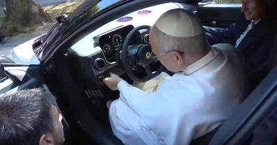 Papa Leon a testat prima mașină electrică a Ferrari. Cum arată noul supercar „Luce”, care schimbă regulile jocului