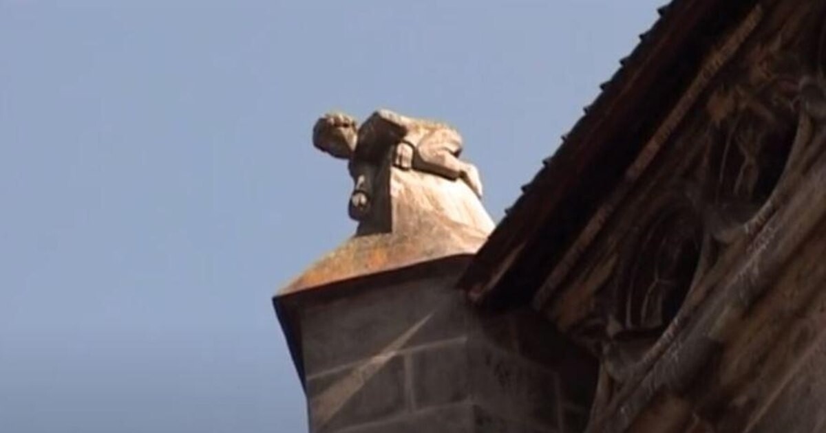 Copilul de pe Biserica Neagră: Statuia discretă care a inspirat două legende