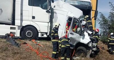 Două femei au murit pe DN 6: microbuz strivit între două TIR-uri, la Vălișoara