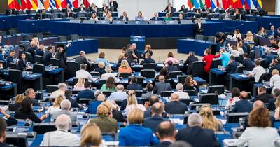 Politico: România lipsește din marile jocuri diplomatice de la Bruxelles. „Delegația stă retrasă ca să nu creeze probleme”