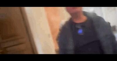 Tatăl dealerului de droguri „Maru” a agresat o jurnalistă pe holurile Curții de Apel, iar apoi a încercat să plece cu telefonul ei