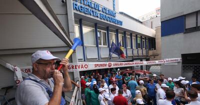 Cadrele medicale din sute de spitale au intrat luni în grevă de avertisment