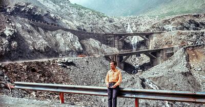 Fotografii epice de pe Transfăgărășan, realizate acum 50 de ani, înainte de inaugurare: „Urșii se obișnuiau pe atunci cu zgomotul dinamitei”