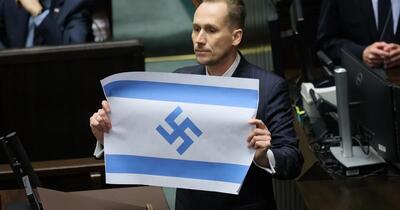 Scandal în Parlamentul Poloniei. Un deputat din opoziție acuză Israelul de „genocid” și flutură un steag modificat cu simbol nazist 