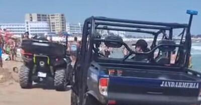 Amenzi pe plajele din Eforie: turiștii au sfidat steagul roșu și au intrat în mare