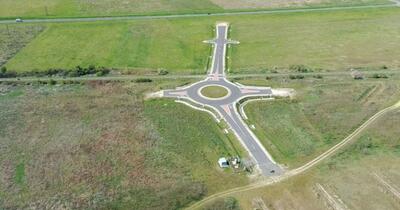 „Elefantul alb” din Ungaria lui Orbán: sensul giratoriu de 1,5 milioane de dolari abandonat în câmp, care nu duce nicăieri. Exemplu de risipă a fondurilor UE