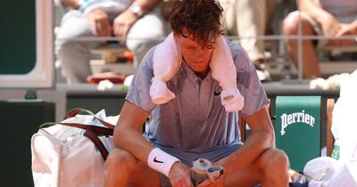 Șoc în tenis: liderul mondial Jannik Sinner a fost eliminat de la Roland Garros, după ce i s-a făcut rău de la căldură