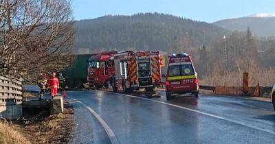 Traficul pe DN1, blocat la Bușteni, după ce un tir care a intrat într-un parapet a blocat ambele sensuri