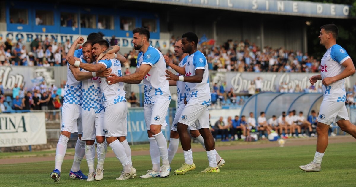 Corvinul Hunedoara, revenire de poveste în Liga I. Cum a renăscut din ruină clubul lui Mircea Lucescu