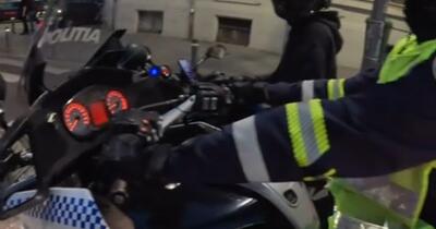 „A fost la un pas să fie lovit de autobuz”/Controverse după ce un polițist a oprit în trafic doi motocicliști