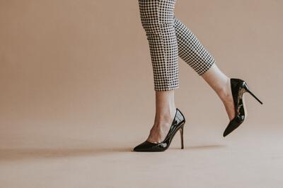 Tocuri negre – definiția clasică a eleganței în garderoba feminină