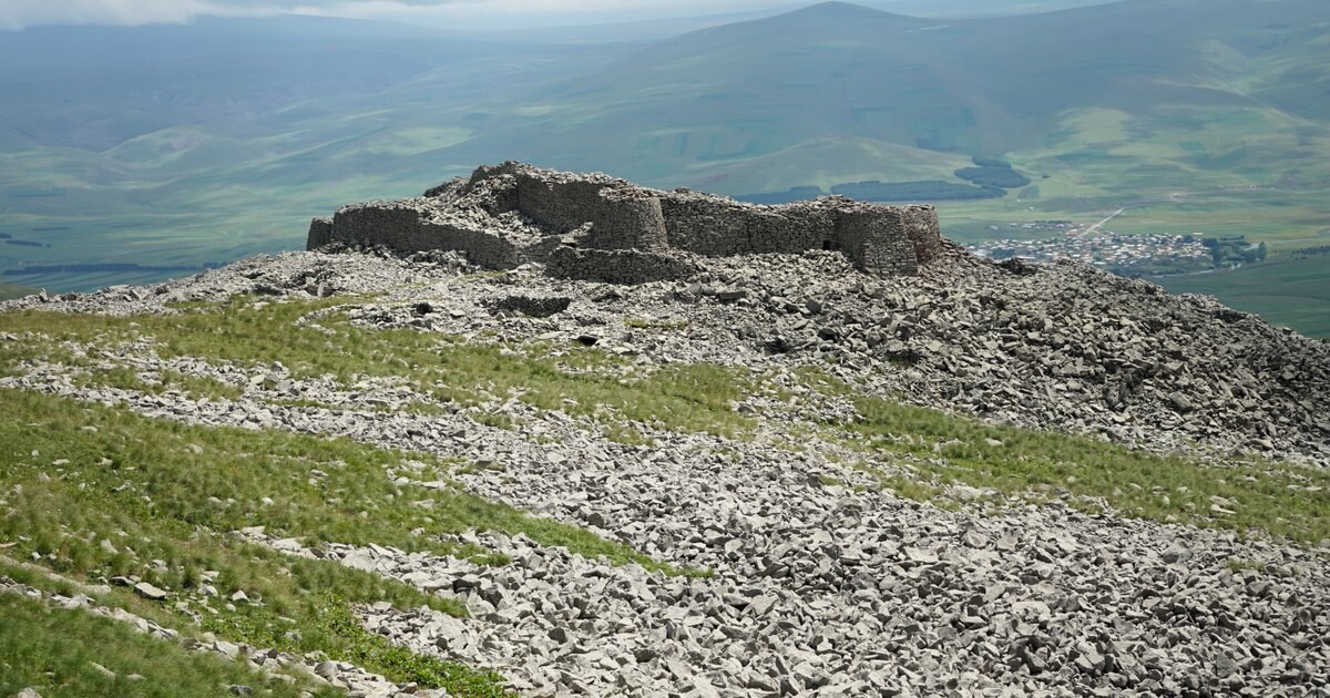 Civilizație misterioasă descoperită la aproape 3.000 de metri altitudine. Ce ascund Munții Caucaz și cetățile „uriașilor” de pe creste