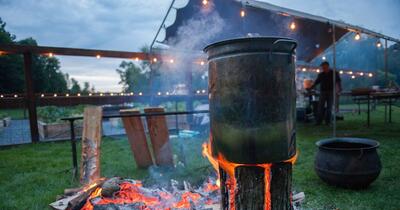 Gătitul ca în Epoca de Piatră a devenit o modă globală: bucătari din restaurante de top gătesc în cenușă, la foc deschis sau pe pietre