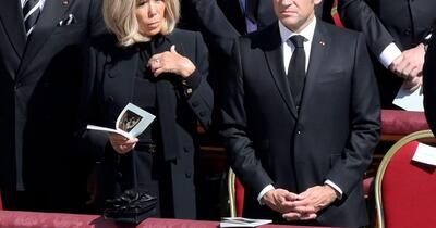 Noi dezvăluiri despre viața ascunsă a cuplului Macron. Brigitte Macron, „foarte geloasă“ pe femeile „prădătoare” din jurul președintelui