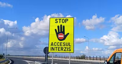 Noile panouri montate pe A1 și A11, care îi opresc pe șoferi să intre pe contrasens