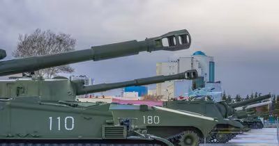 Moscova stochează tancuri noi lângă granița NATO în loc să le trimită pe front
