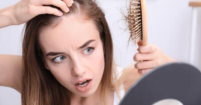 Alimentația nesănătoasă, una dintre cauzele căderii părului. Ce greșeli trebuie evitate