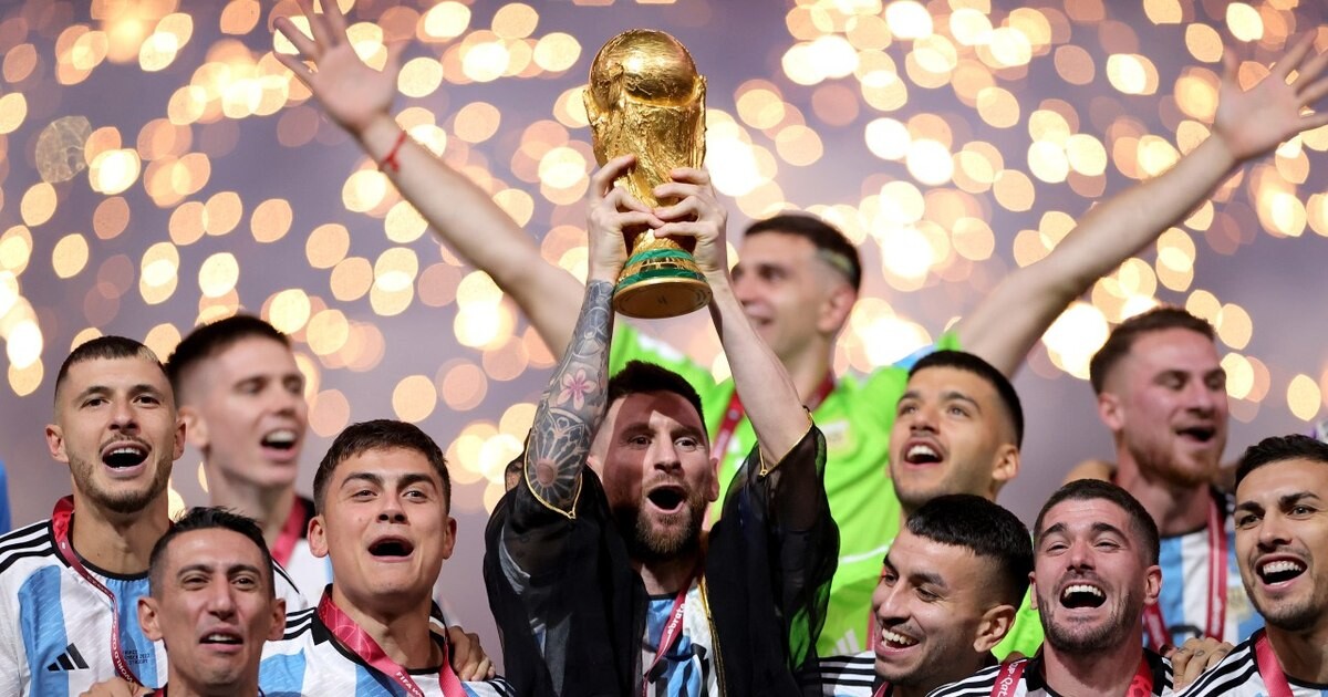Donald Trump, înmânând trofeul Cupei Mondiale adus într-un cufăr Louis Vuitton