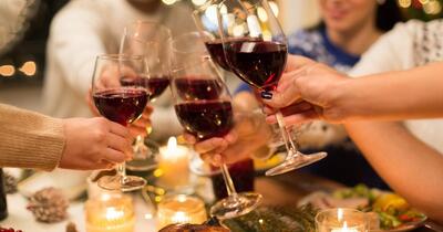 Oamenii vor consuma mai puțin alcool în următorii cinci ani. Care este explicația