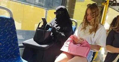 Fotografia unei femei cu fața ascunsă sub vălul islamic, într-un autobuz, virală pe internet. Controversele stârnite de imagine