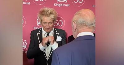 „L-ați pus la locul lui pe micul nemernic”. Reacția lui Rod Stewart după gluma Regelui Charles despre Trump