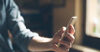 Telefonul mobil a devenit o sursă de stres pentru mulți români. Bateria descărcată și teama de pierdere a datelor, printre principalele motive