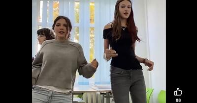 VIDEO Două eleve au stârnit scandal după ce au dansat în clasă. Ce spune diriginta